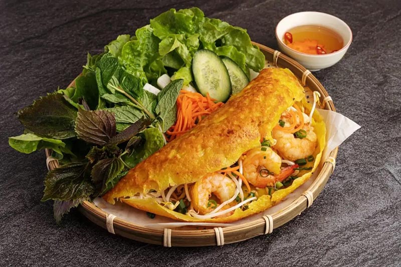 Banh xeo - best vietnamese food in hanoi